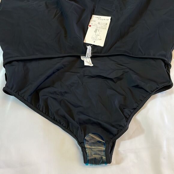 PROFILE BY GOTTEX SKIRT WITH BUILT IN BIKINI.  FLOWY MULTI COLORED TRIM.… - Picture 4 of 9